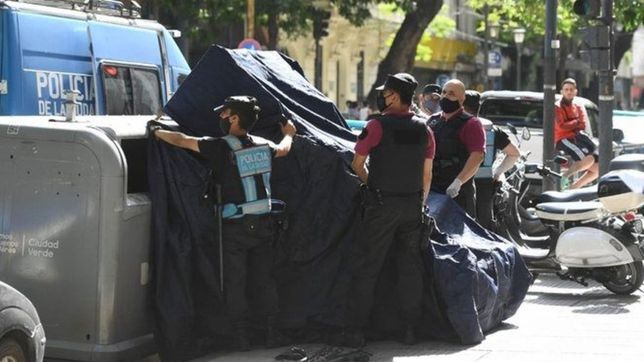 un cartonero encontro un bebe muerto adentro de un contenedor de basura