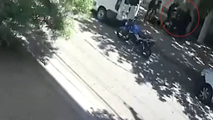Quisieron robarles la moto y las víctimas los echaron a las piñas