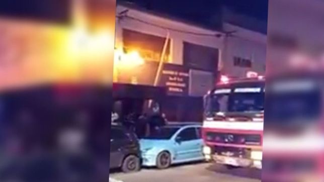 motin, fuego y tension en una comisaria de la region