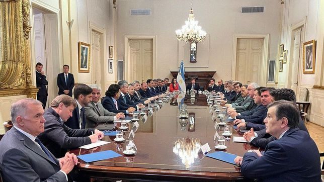 milei pisa las transferencias automaticas a las provincias y caerian al nivel mas bajo desde el 2007