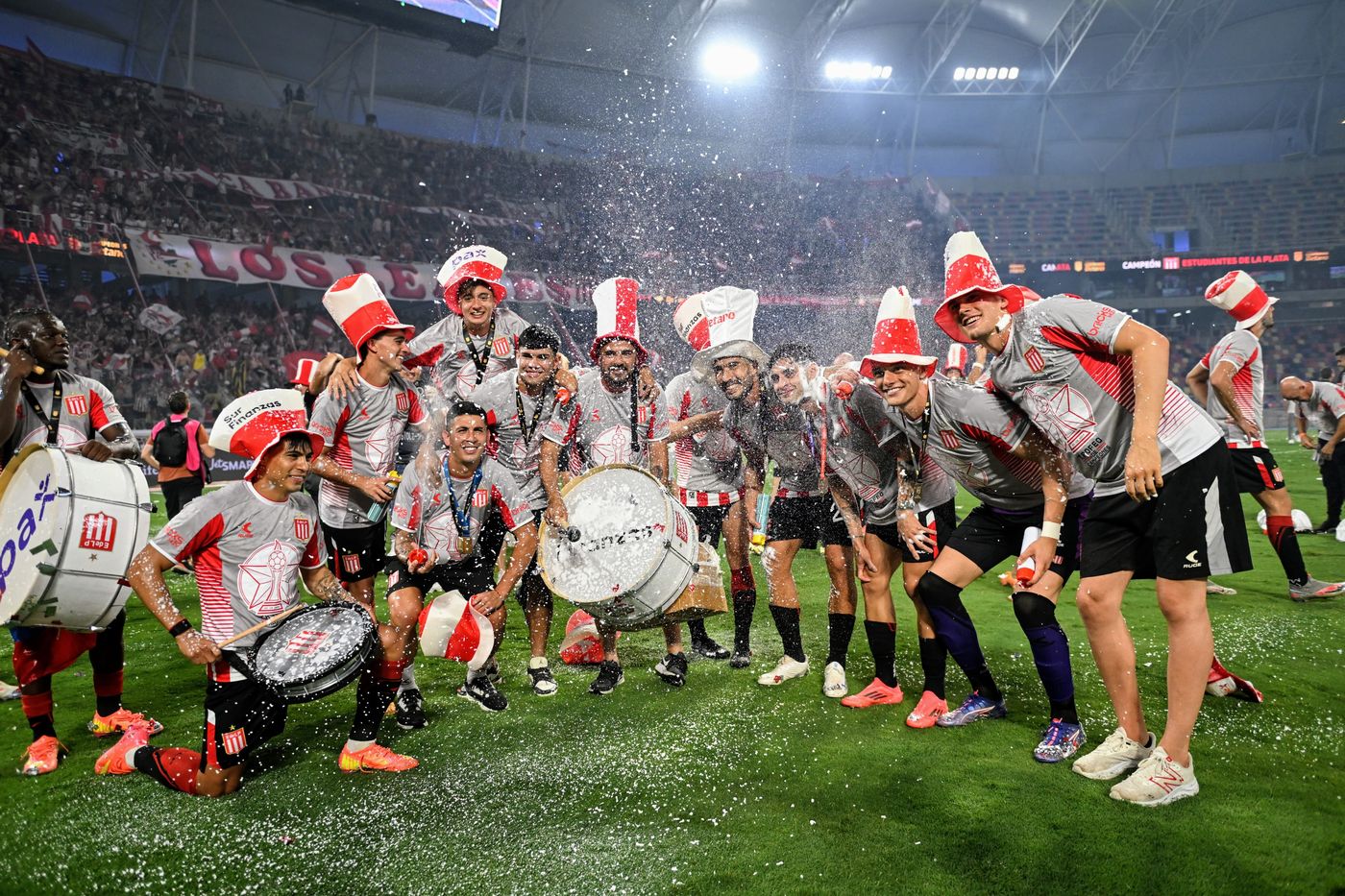 Estudiantes Velez Trofeo de Campeones festejo campeones.jpeg