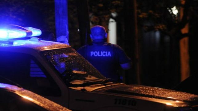 dano autos estacionados, ataco a la policia, quiso escapar corriendo y lo detuvieron