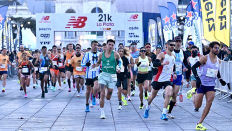La Media Maratón La Plata volvió a romper récords con casi 4.000 corredores en las calles de la ciudad La Media Maratón La Plata volvió a romper récords con casi 4.000 corredores en las calles de la ciudad