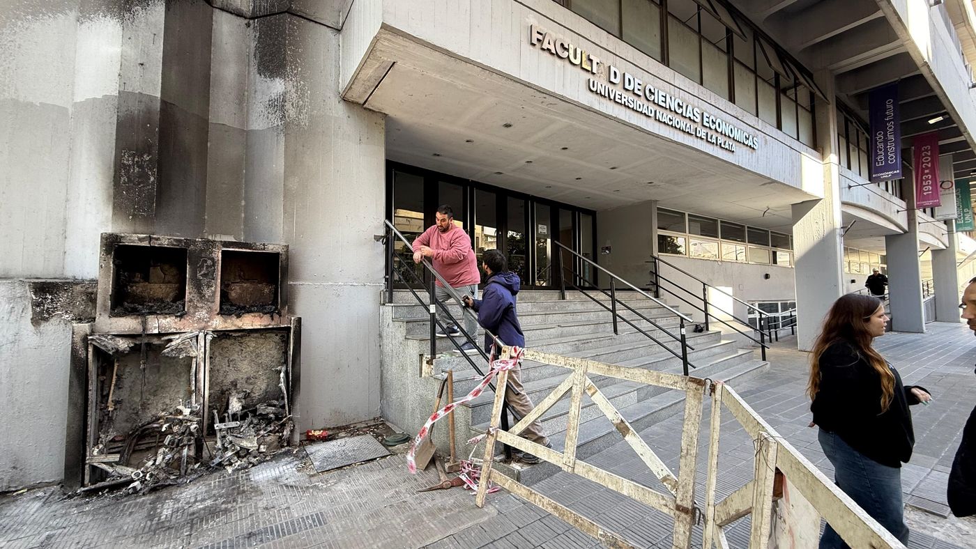 Así amaneció el tablero eléctrico de la Facultad de Ciencias Económicas de la UNLP.