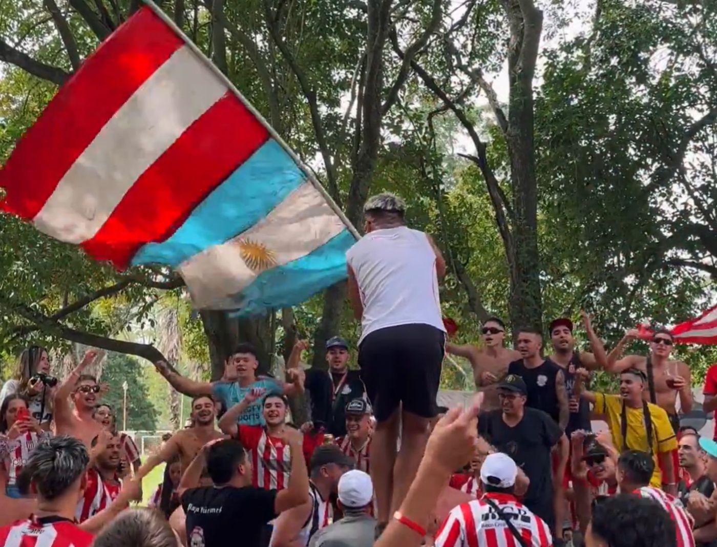 Hinchas Estudiantes Country Club City Bell.jpg