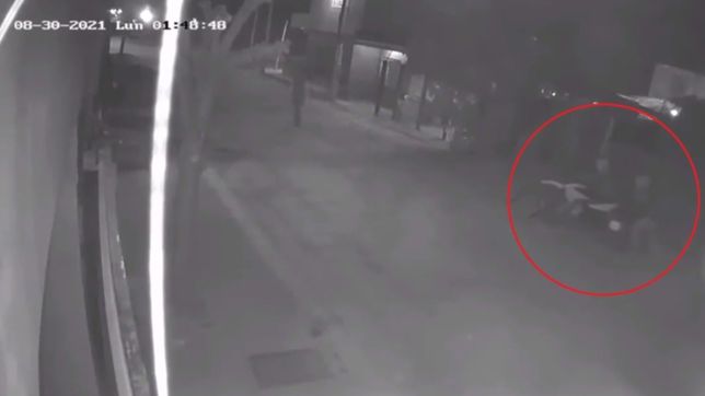 video: una banda quedo filmada tras robarse una moto de adentro de una casa de la plata