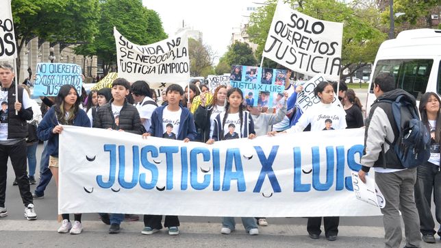 Familiares y amigos del joven de La Plata que murió atropellado por un micro marcharon para exigir respuestas