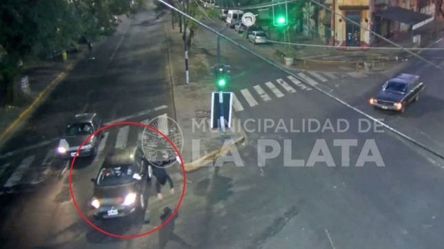 video: un joven volo por el aire tras cruzar mal la calle y ser atropellado en la plata