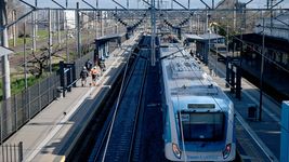 un hombre se arrojo a las vias del tren roca, murio y el servicio funciona con limitaciones un hombre se arrojo a las vias del tren roca, murio y el servicio funciona con limitaciones