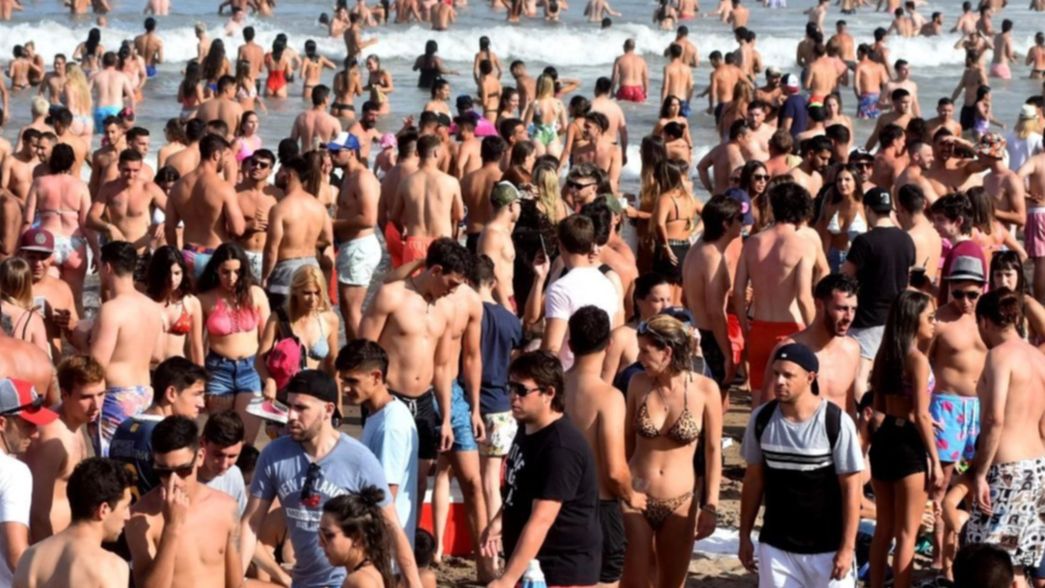 Caminar para el mismo lado y no acercarse a ver rescates: así es el protocolo en la playa