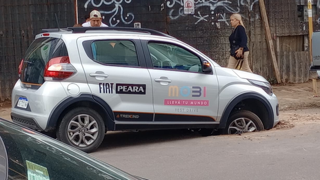 En una semana, dos autos se encajaron en un pozo de ABSA sin señalizar en pleno centro de La Plata En una semana, dos autos se encajaron en un pozo de ABSA sin señalizar en pleno centro de La Plata