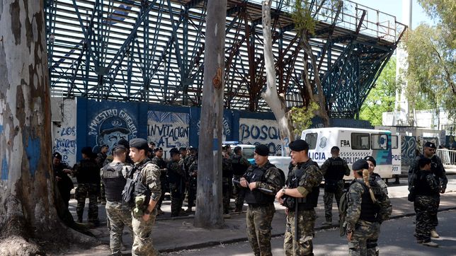 robaron un vodka de un kiosco, salieron corriendo e intentaron mezclarse entre hinchas de gimnasia