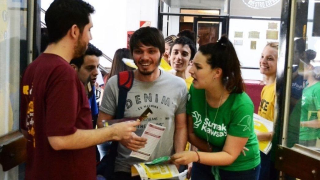 En primera persona: un estudiante filmó el tortuoso camino para llegar a votar en la UNLP