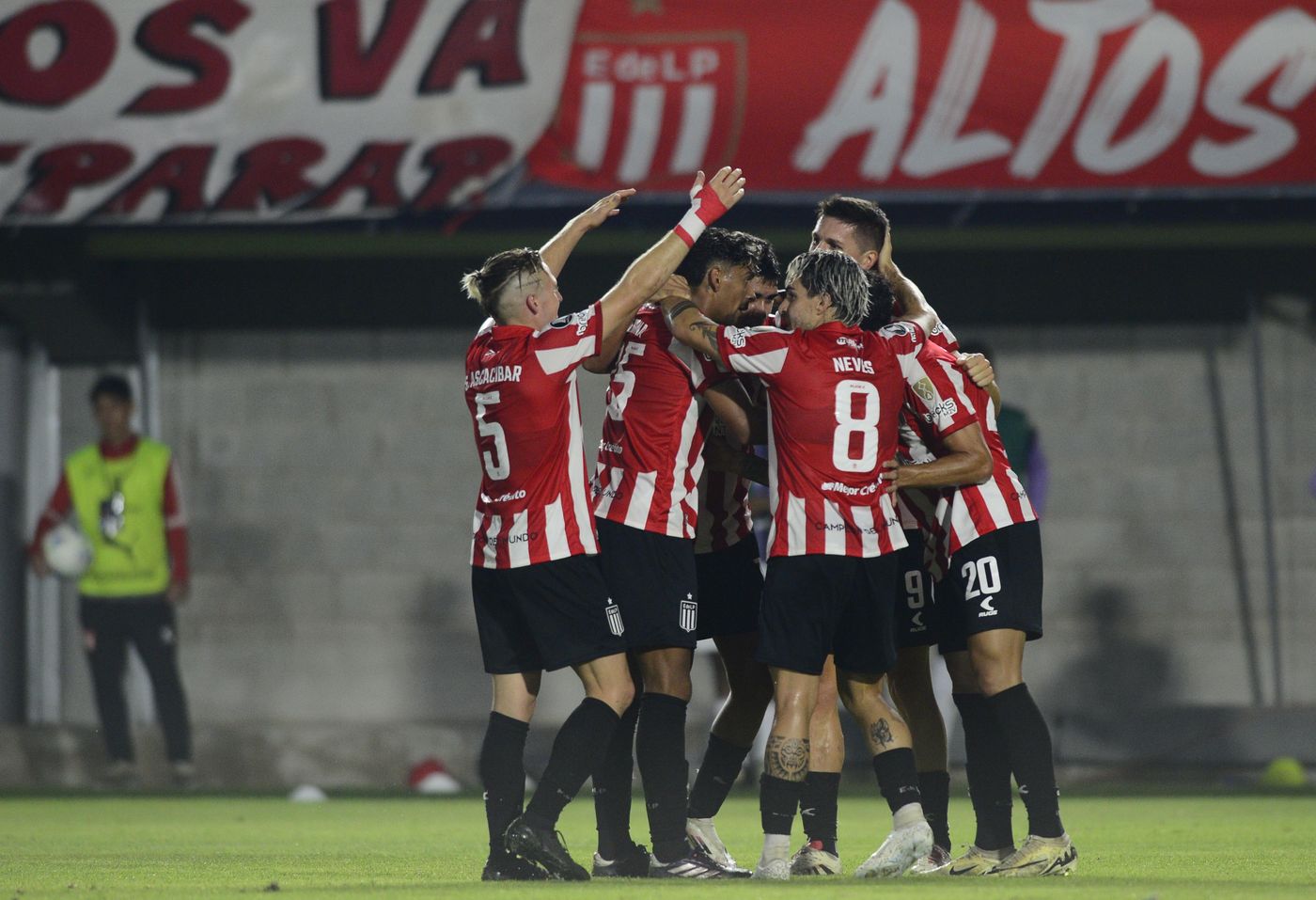 Estudiantes Botafogo festejo de gol.jpg