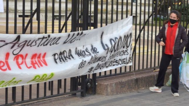 pese al anuncio, realizaron una vigilia por las clases presenciales en la plata