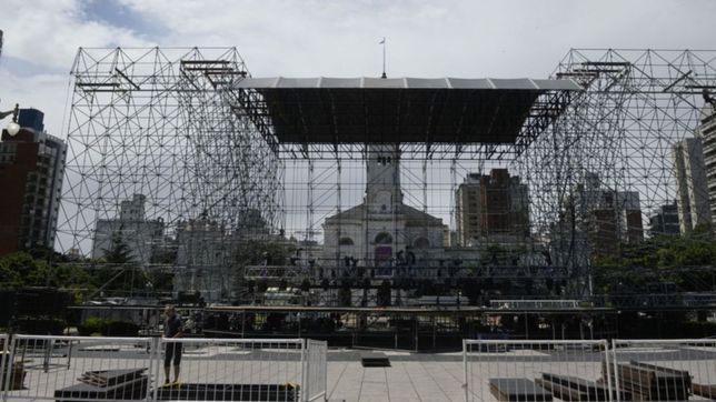 terminan detalles en el armado del escenario para festejar el aniversario de la plata