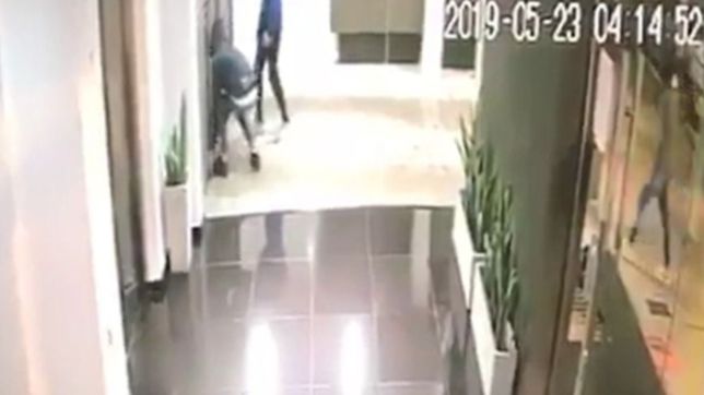 video: cuatro ladrones, un porton y un fallido intento de robo en barrio norte