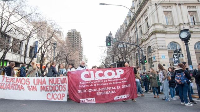 los medicos comenzaron una doble jornada de paro: solo atienden urgencias