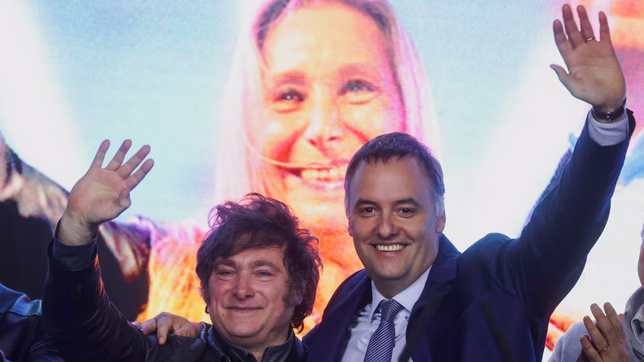 milei le tomo juramento a manuel adorni como jefe de gabinete de la nacion