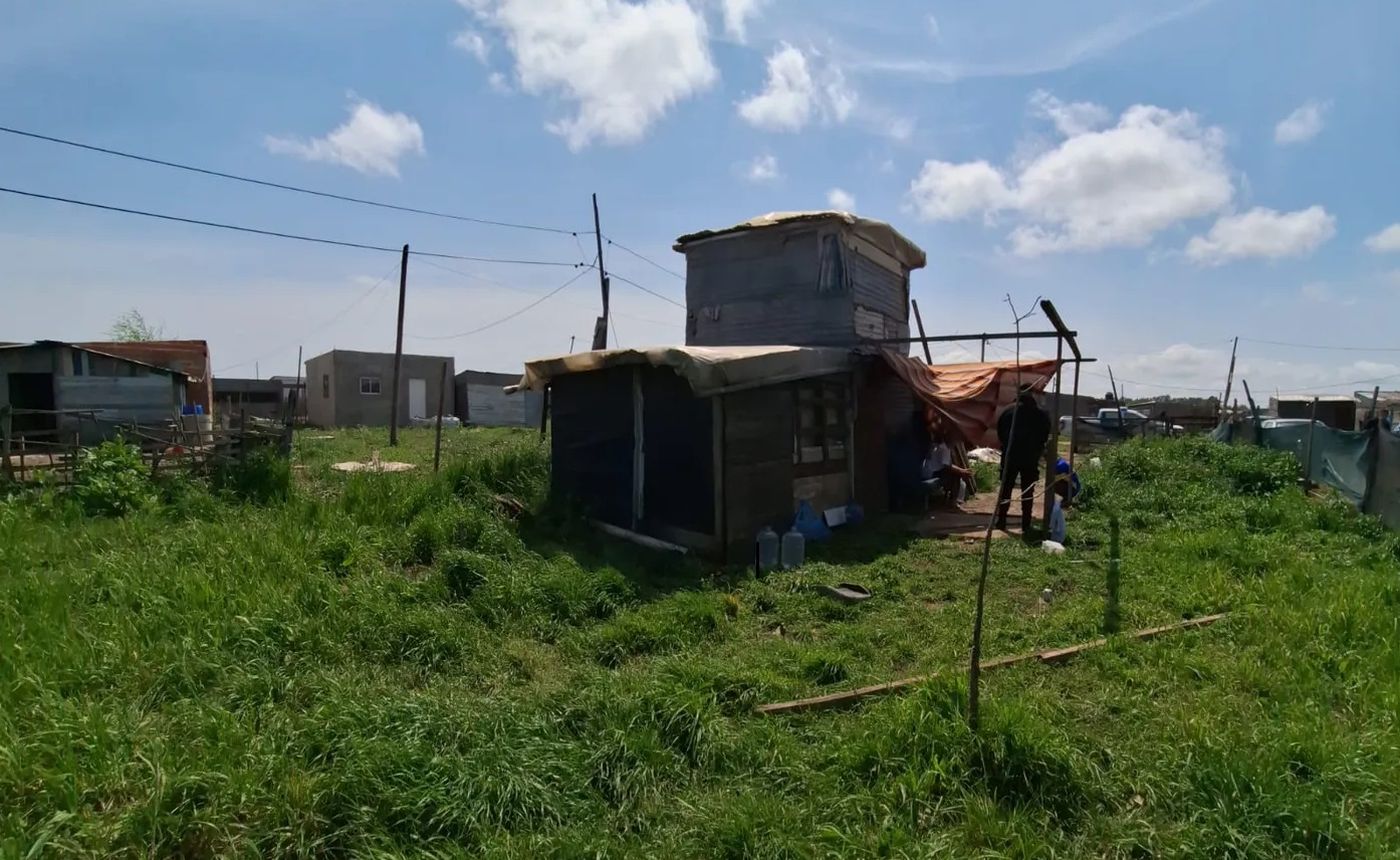 La vivienda de La Plata donde fue hallada sin vida la joven de 19 años está en calle 144 bis entre 77 y 78. La vivienda de La Plata donde fue hallada sin vida la joven de 19 años está en calle 144 bis entre 77 y 78.