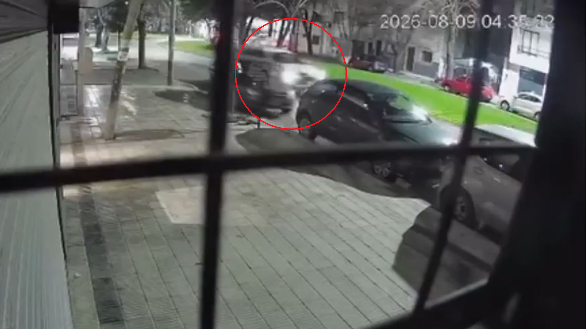 Un conductor destrozó un auto estacionado y escapó, pero todo quedó filmado y lo buscan