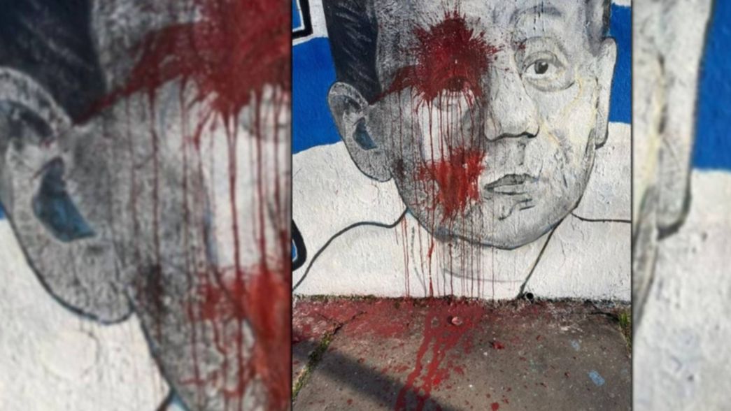 Denuncian que hinchas de Estudiantes vandalizaron un mural de Favaloro