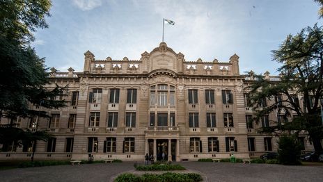 El Colegio Nacional anunció que no habrá clases por la muerte de un querido nodocente