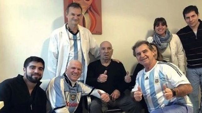 una imagen que preocupa: bilardo fue dado de alta pero se lo nota deteriorado