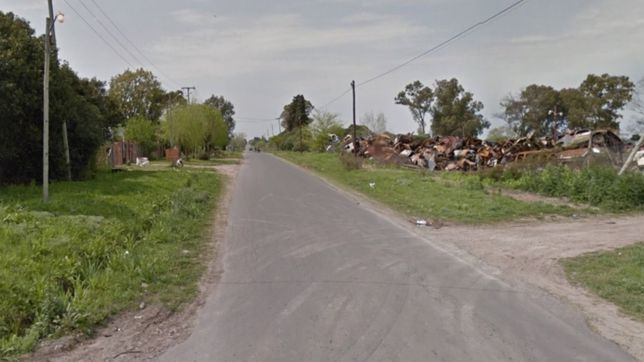 lo atropello un auto, murio en la calle y el conductor escapo