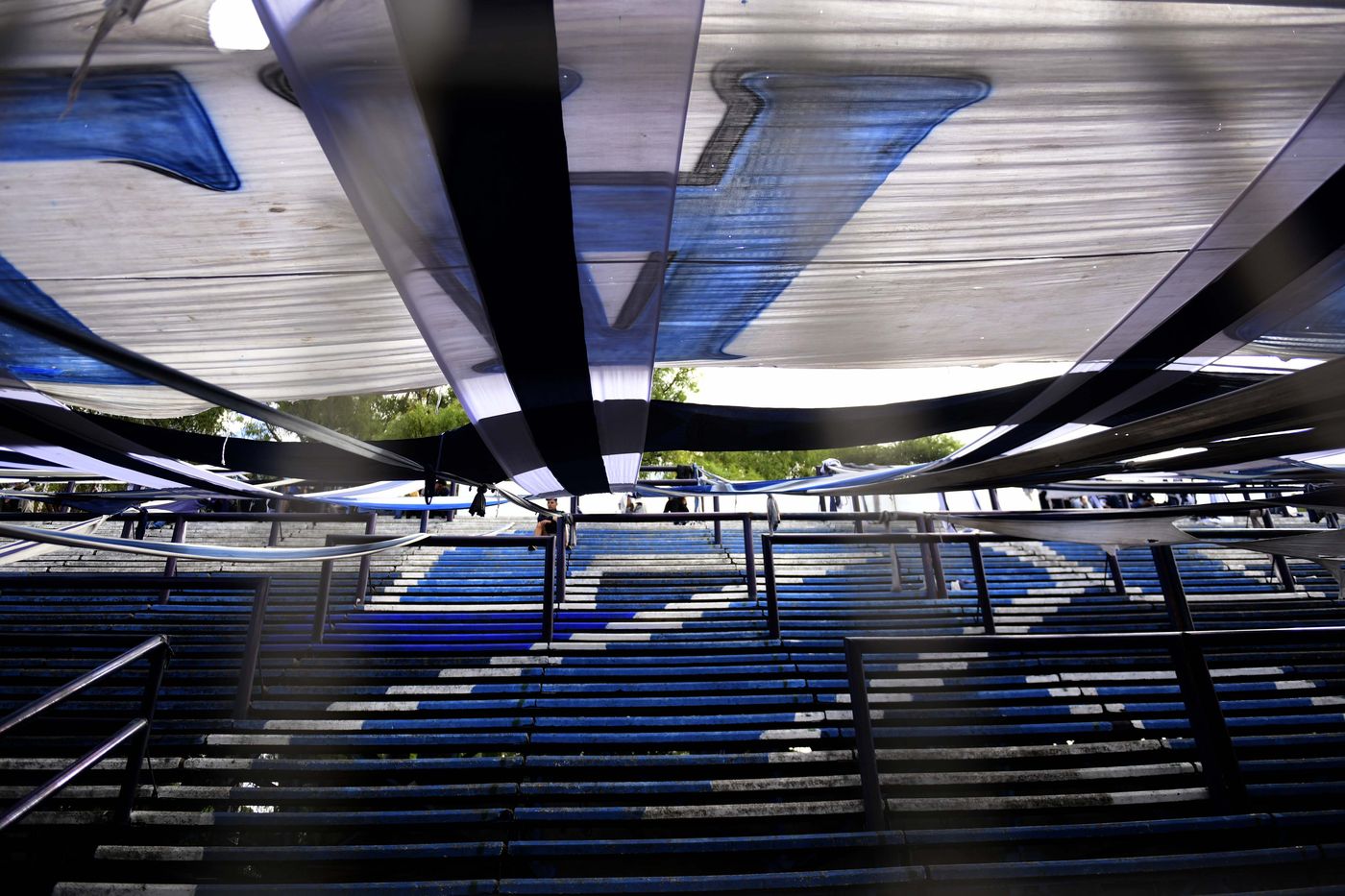 Gimnasia Hinchada Bosque banderas 4.jpg