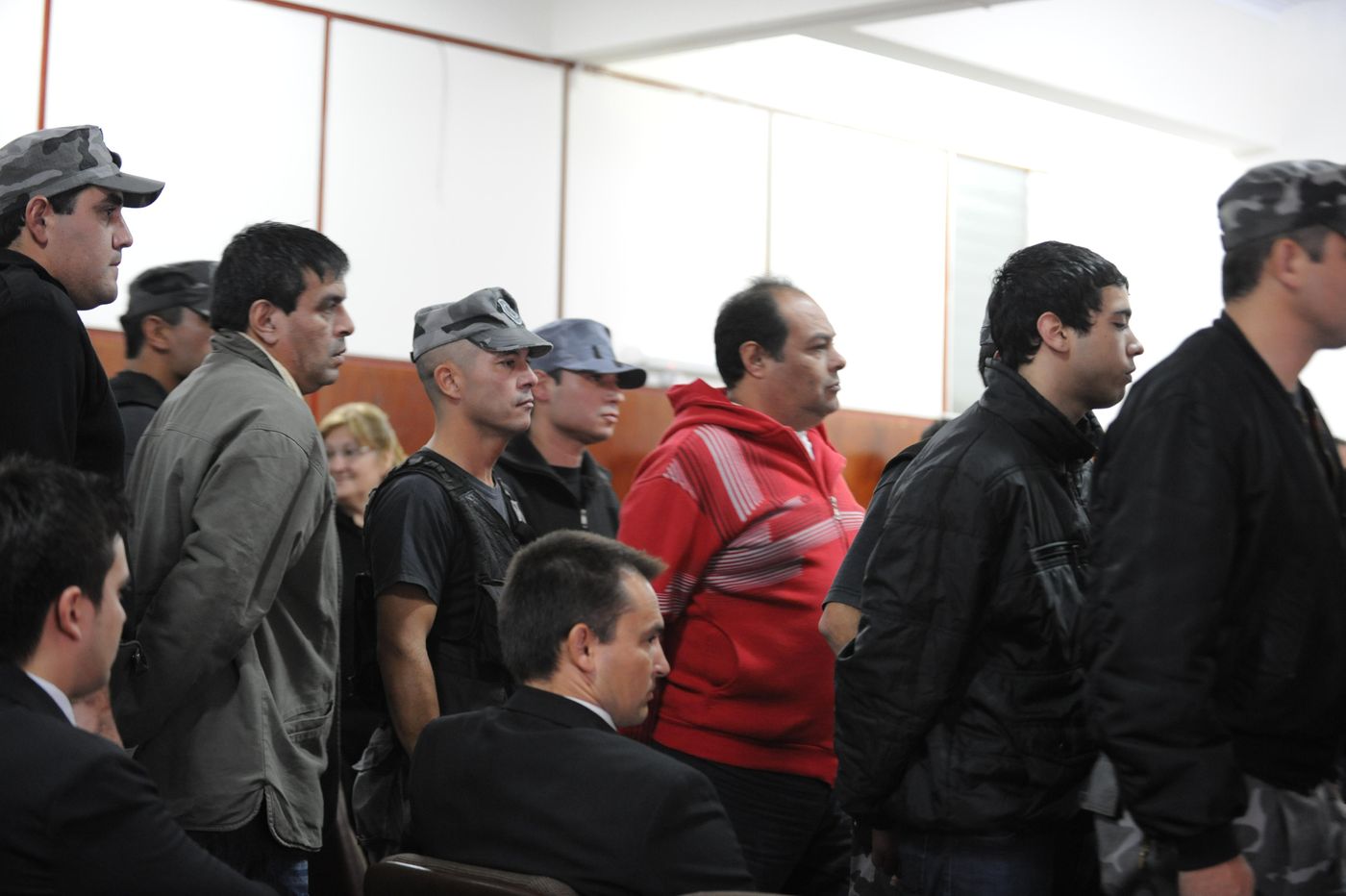 Carlos Jordán Juárez, de campera roja, considerado jefe de la banda que atacó a Carolina Piparo