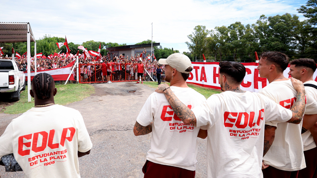 el emocionante gesto del plantel de estudiantes con los hinchas que los despidieron en city bell