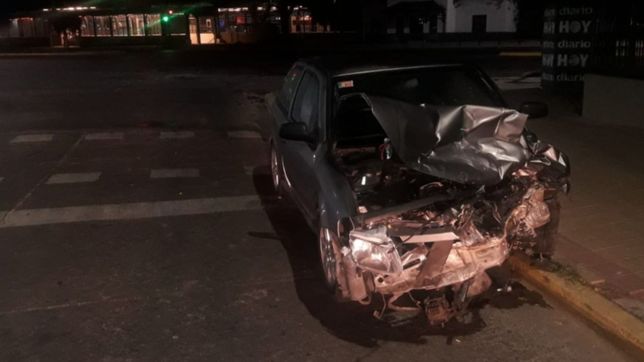impactante accidente en city bell: un auto quedo completamente destruido