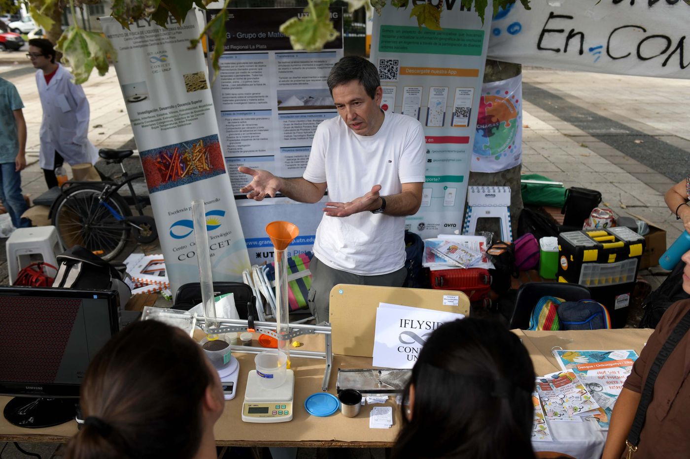 Pequeños Científicos en Plaza Malvinas  (11).jpg