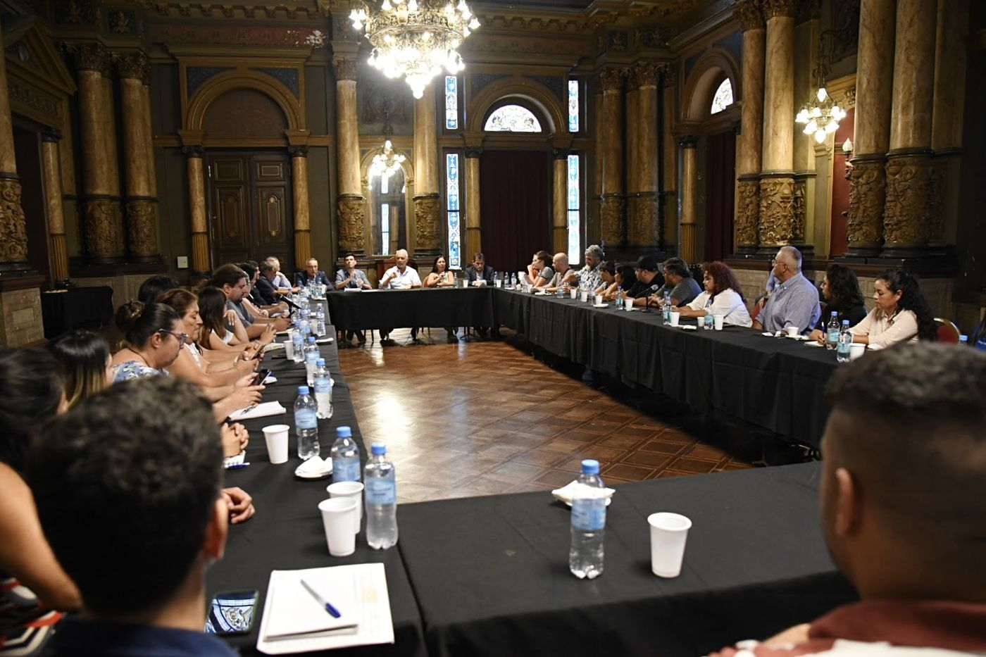 La reunión tuvo lugar en el Salón Dorado de la Municipalidad de La Plata