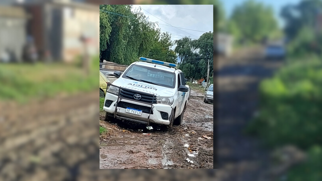 un patrullero se encajo en una calle de berisso en la que habian hecho obras de refaccion