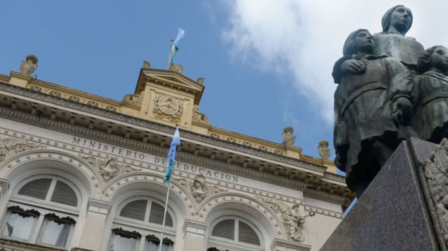 tension frente al ministerio de educacion: robo, un vecino lo persiguio y lo atrapo