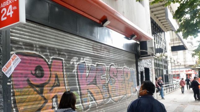 clientes de mas, pocos controles y ni un barbijo: ¿por que clausuraron un carrefour en la plata?