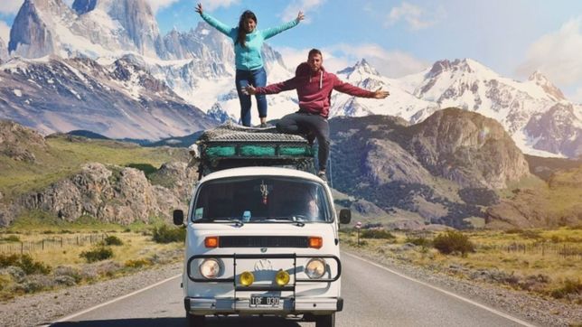 como sigue la increible historia de dos platenses que viajan por el mundo en una combi