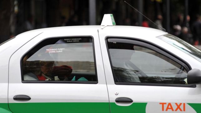 robo un taxi a punta de pistola, escapo a toda velocidad y cayo tras chocar contra un auto
