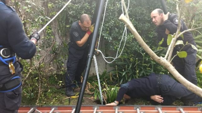 bomberos rescataron a una anciana de 95 anos que cayo a un pozo