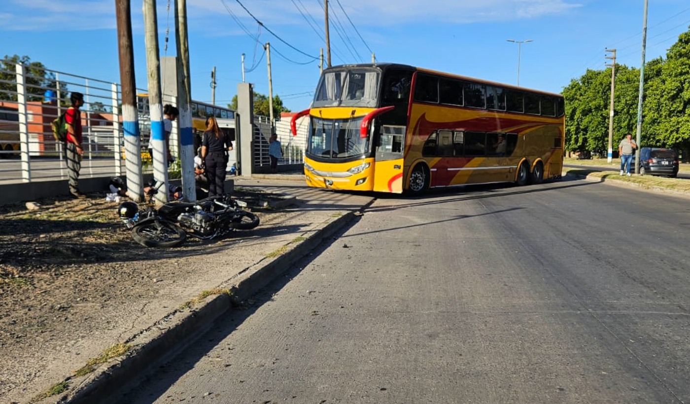Choque de micro y moto en avenida 520.png