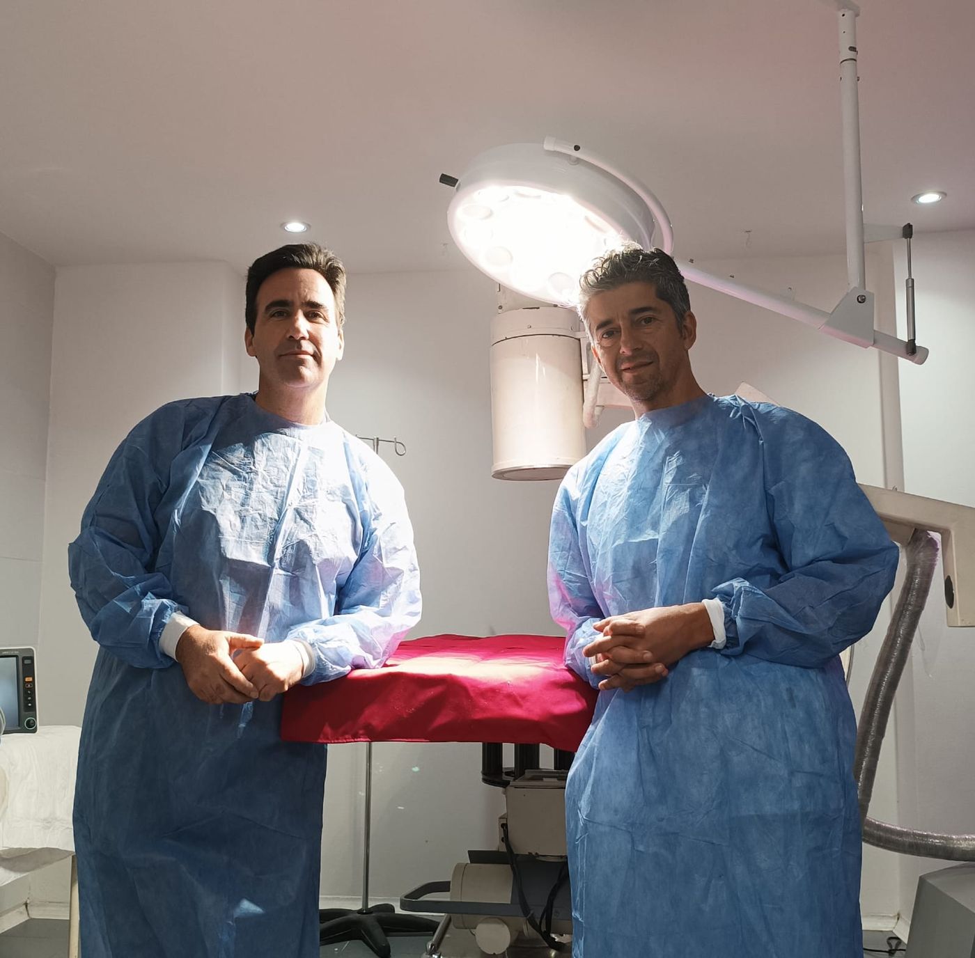 Nicolás Re y Fernando Gómez encabezaron el equipo veterinario que realizó el procedimiento inédito en La Plata