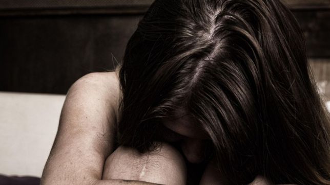 un agente penitenciario se metio en la casa de una vecina y abuso de ella mientras dormia