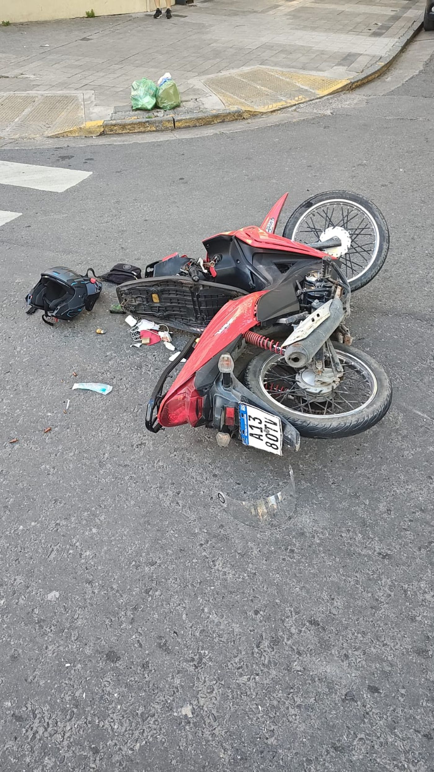 Así quedó la moto de la joven tras el fuerte choque en La Plata.