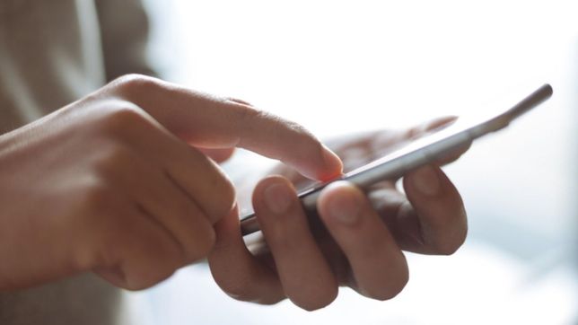 se hizo pasar por clienta, se llevo un celular y les robo mas de 100.000 por mercado pago