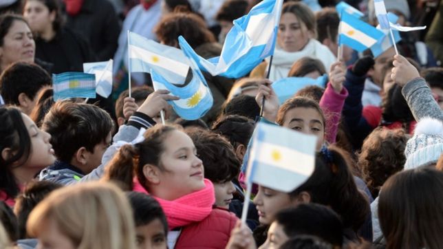 mas de 2.000 alumnos platenses hicieron su promesa de lealtad a la bandera argentina
