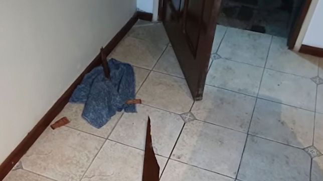 la policia allano una vivienda en sicardi y rompio la puerta... pero se equivoco de casa