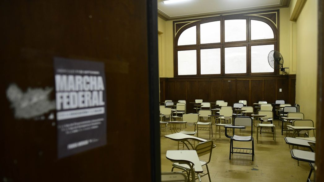 Los docentes de la UNLP y la provincia paran y también se movilizan contra la reforma laboral