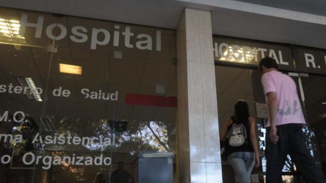¿Cómo sigue el estado de salud del hombre que se tiró del quinto piso del Hospital Rossi?